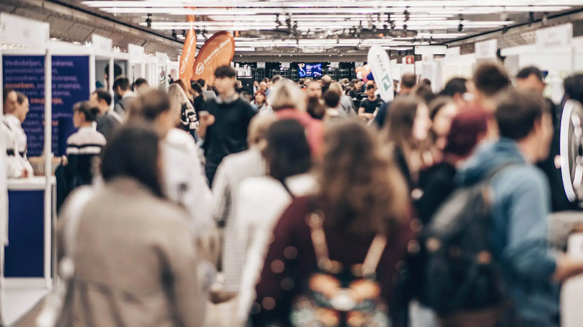 Gros plan foule dans un Hall d exposition
