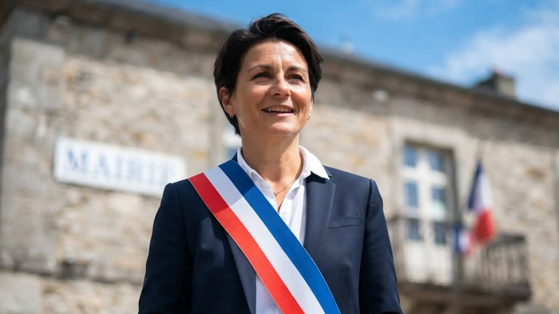 ros plan sur une Maire posant devant une mairie pour le Salon des Maires 2026
